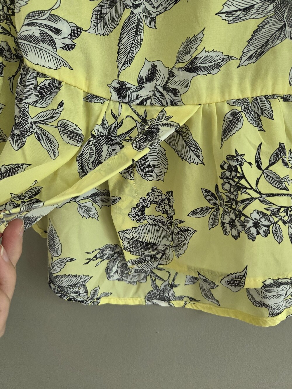 WAYF Floral Peplum Sleeveless Top Yellow Black White Sketched Rose Size XS - Picture 5 of 6